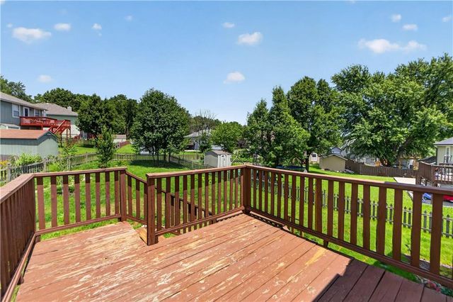 706 Holiday Drive, Lansing, KS 66043