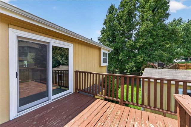 706 Holiday Drive, Lansing, KS 66043