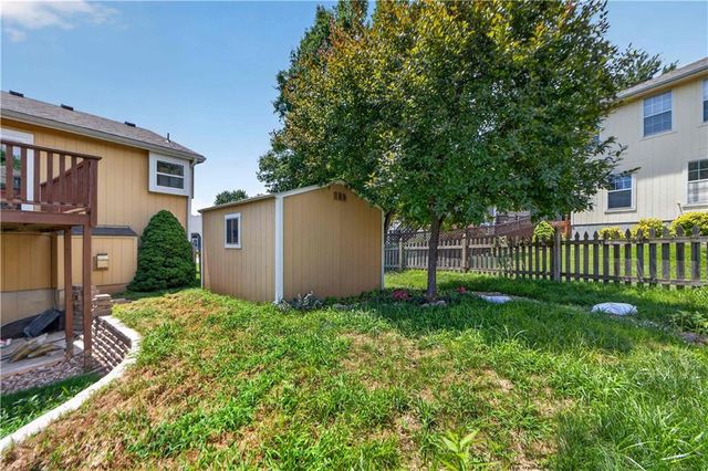 706 Holiday Drive, Lansing, KS 66043