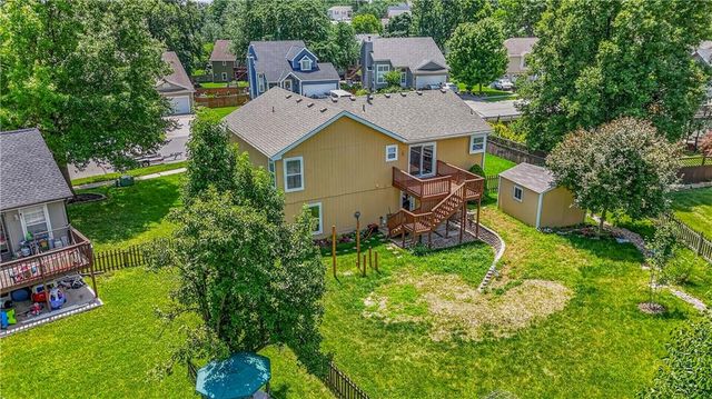 706 Holiday Drive, Lansing, KS 66043