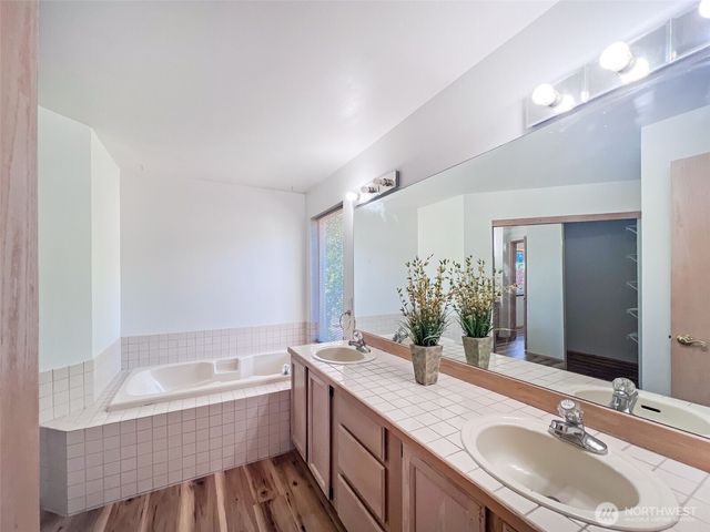 101 Eagle Ridge Drive E, Puyallup, WA 98374