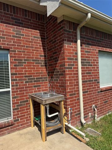 6711 Kinross Drive, Arlington, TX 76002