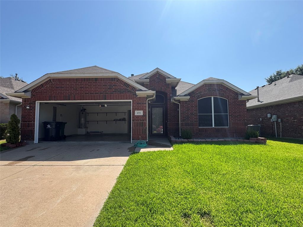 6711 Kinross Drive, Arlington, TX 76002
