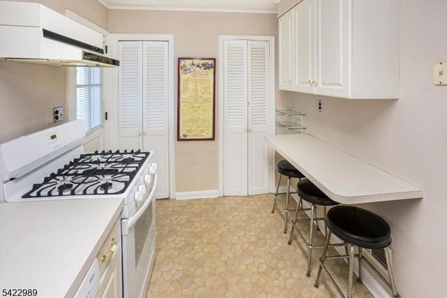 31 Burlington Rd, Clifton City, NJ 07012