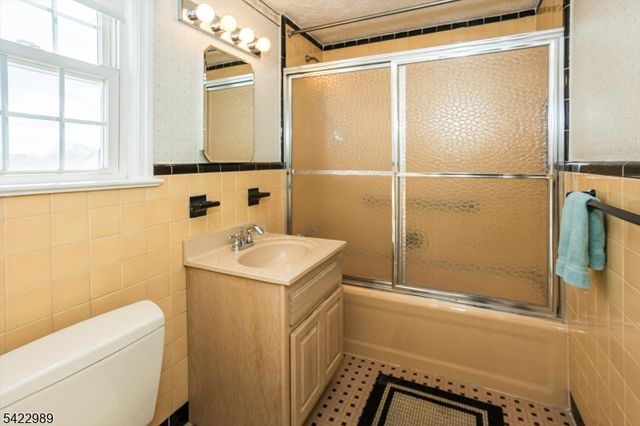 31 Burlington Rd, Clifton City, NJ 07012