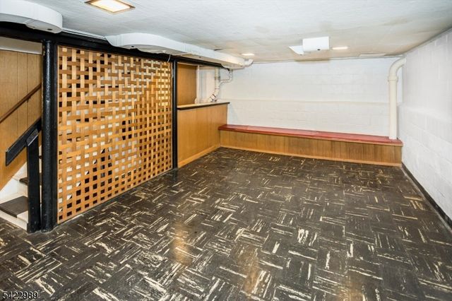 31 Burlington Rd, Clifton City, NJ 07012