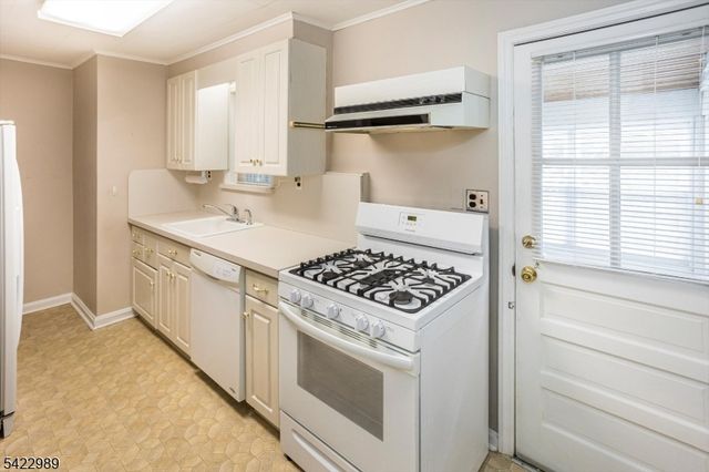 31 Burlington Rd, Clifton City, NJ 07012