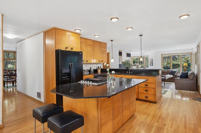 4166 Heatherton Place, Minnetonka, MN 55345