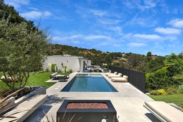 14753 Round Valley, Sherman Oaks, CA 91403