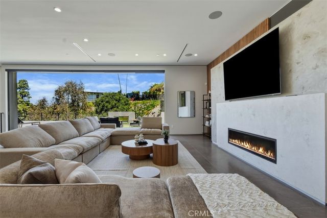14753 Round Valley, Sherman Oaks, CA 91403