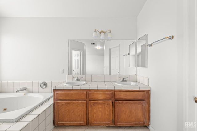 6200 Trinidad Court, Bakersfield, CA 93313