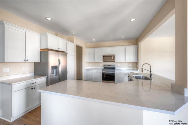 425 Haber Road 6, Cary, IL 60013