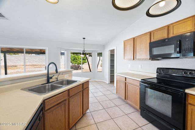 10235 E Rainbow Meadow Drive, Tucson, AZ 85747