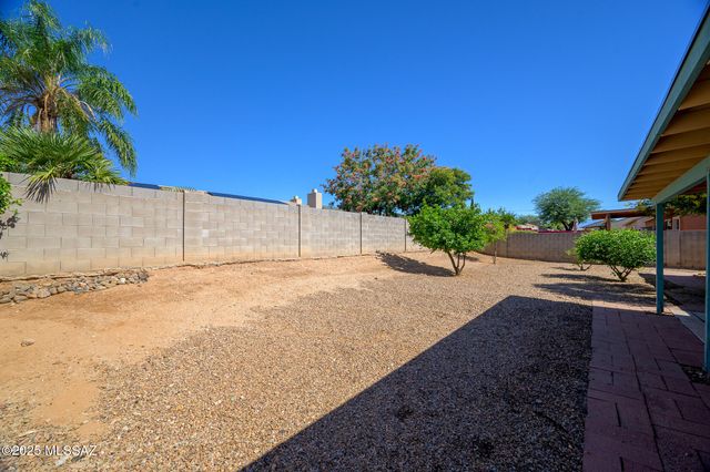 10235 E Rainbow Meadow Drive, Tucson, AZ 85747