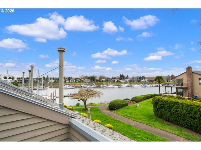 194 N HAYDEN BAY Dr, Portland, OR 97217