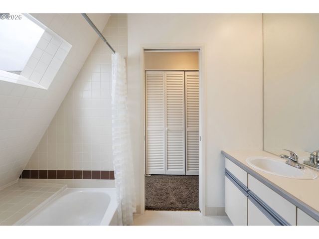 194 N HAYDEN BAY Dr, Portland, OR 97217