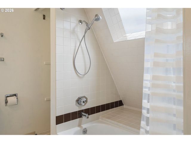 194 N HAYDEN BAY Dr, Portland, OR 97217