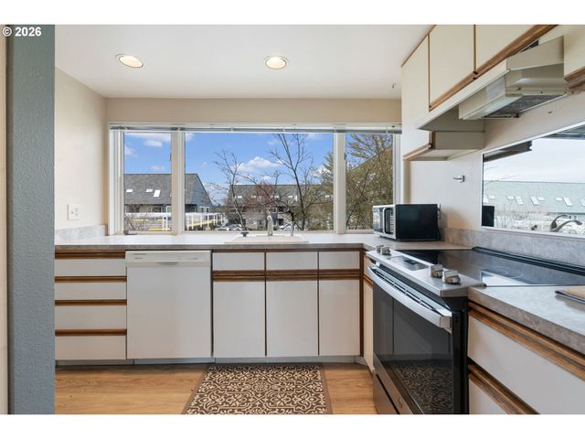 194 N HAYDEN BAY Dr, Portland, OR 97217