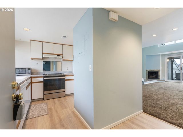 194 N HAYDEN BAY Dr, Portland, OR 97217