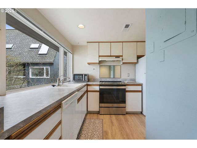 194 N HAYDEN BAY Dr, Portland, OR 97217