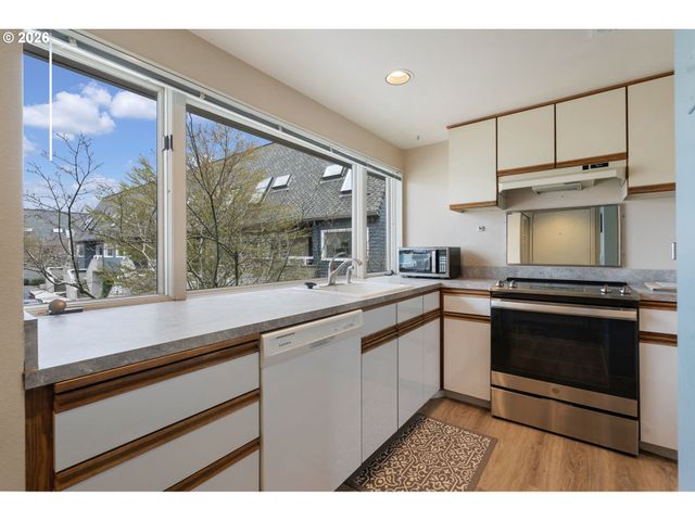 194 N HAYDEN BAY Dr, Portland, OR 97217