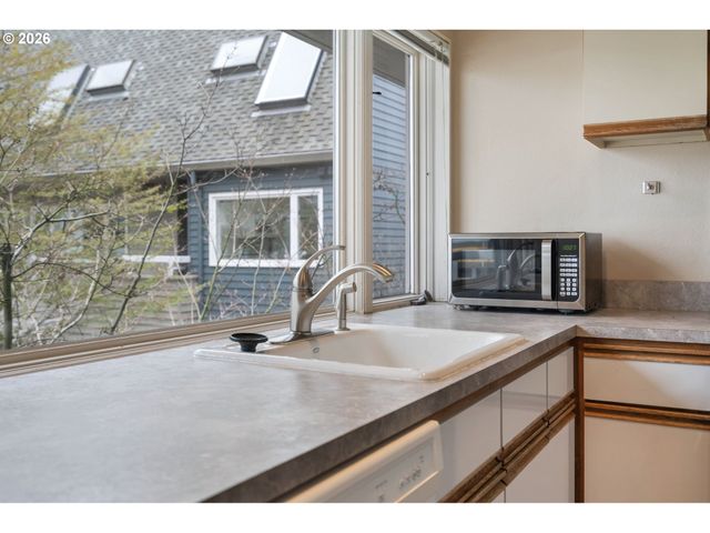 194 N HAYDEN BAY Dr, Portland, OR 97217