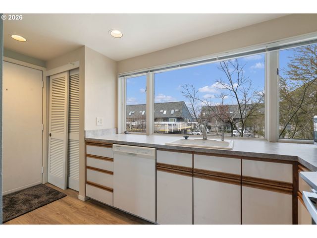 194 N HAYDEN BAY Dr, Portland, OR 97217