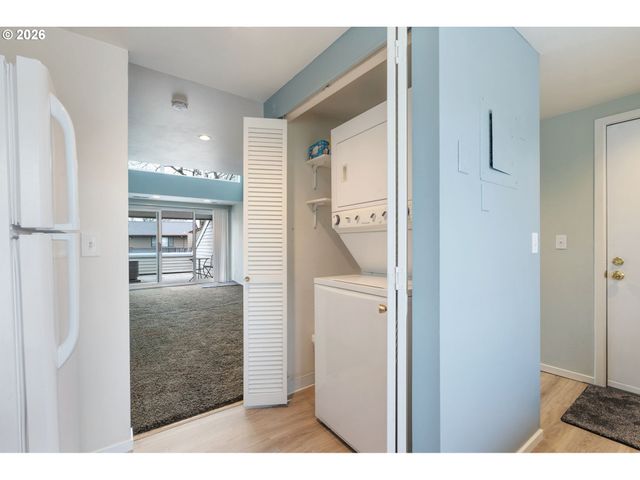 194 N HAYDEN BAY Dr, Portland, OR 97217