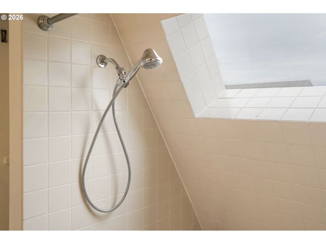 194 N HAYDEN BAY Dr, Portland, OR 97217