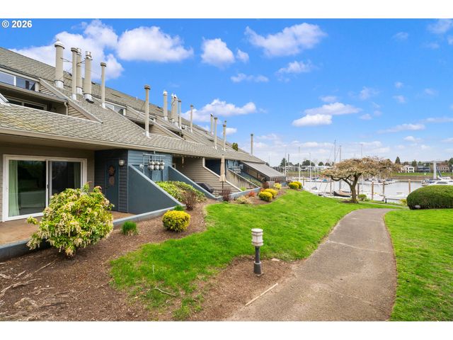 194 N HAYDEN BAY Dr, Portland, OR 97217