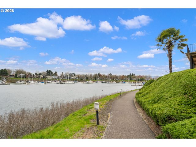 194 N HAYDEN BAY Dr, Portland, OR 97217