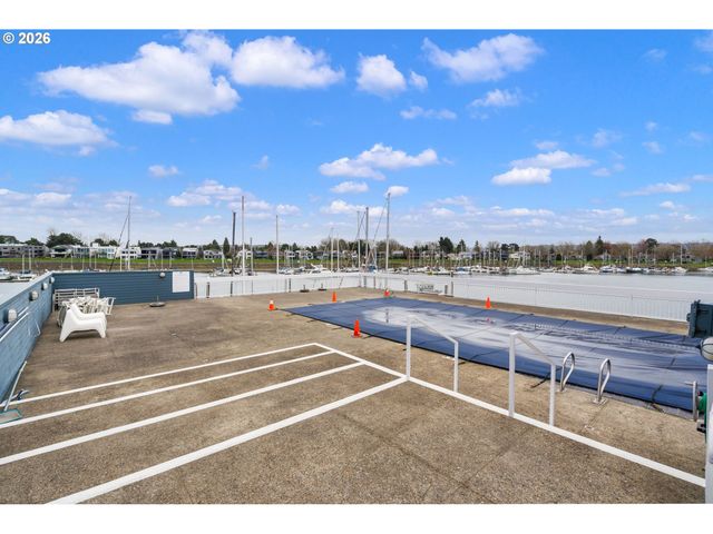 194 N HAYDEN BAY Dr, Portland, OR 97217