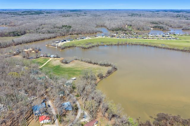 159 Hanklochte Dr, Decaturville, TN 38329