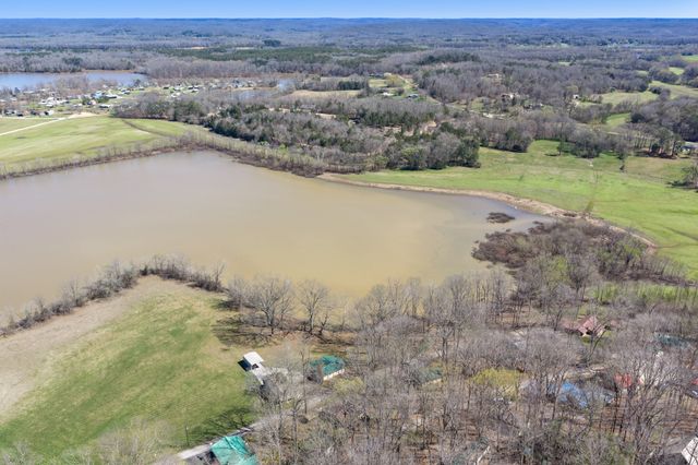 159 Hanklochte Dr, Decaturville, TN 38329