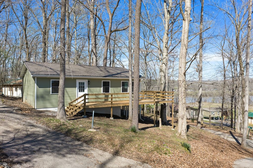 159 Hanklochte Dr, Decaturville, TN 38329