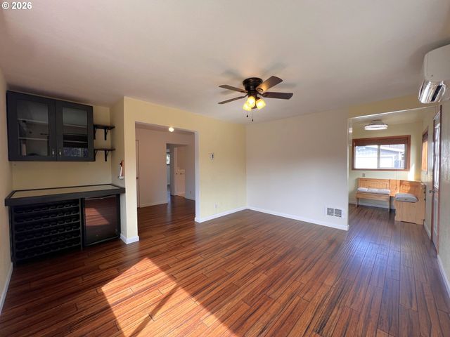 1092 LEWIS St, North Bend, OR 97459