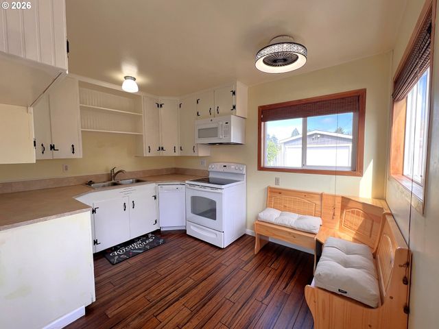 1092 LEWIS St, North Bend, OR 97459