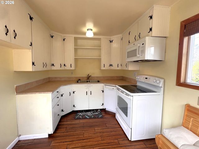 1092 LEWIS St, North Bend, OR 97459