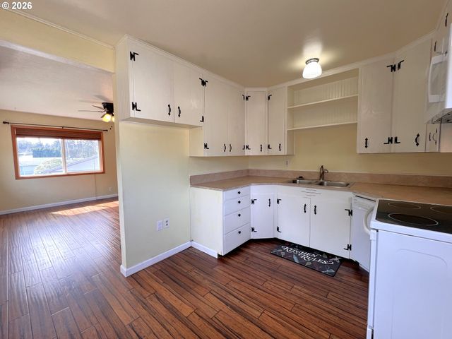 1092 LEWIS St, North Bend, OR 97459