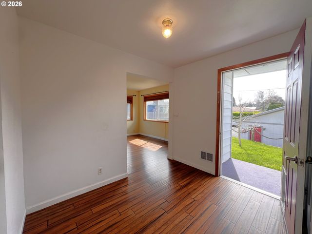 1092 LEWIS St, North Bend, OR 97459