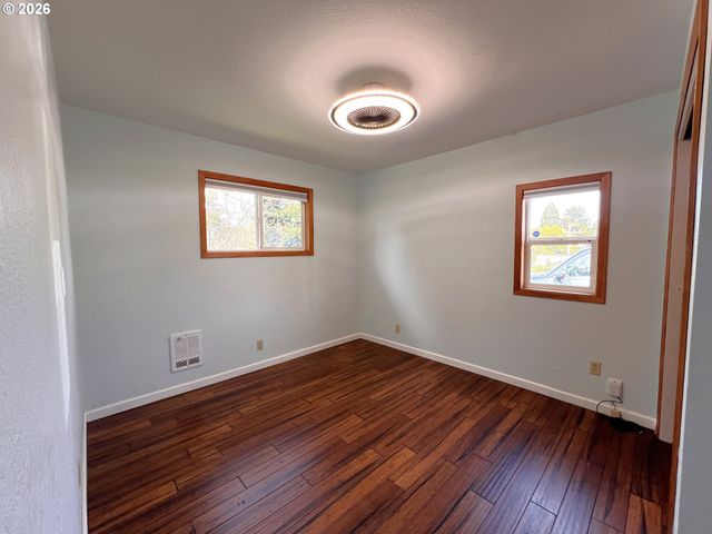 1092 LEWIS St, North Bend, OR 97459