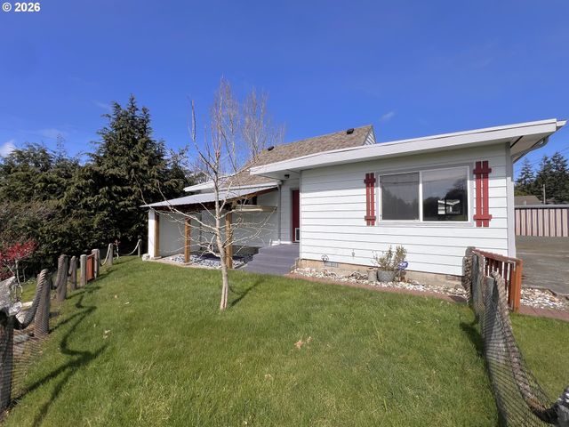 1092 LEWIS St, North Bend, OR 97459