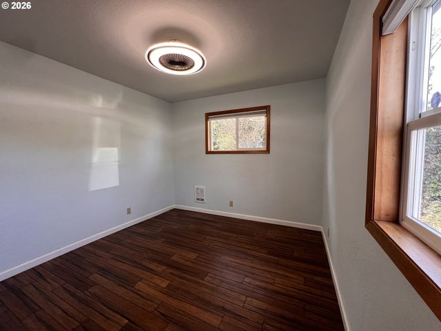 1092 LEWIS St, North Bend, OR 97459