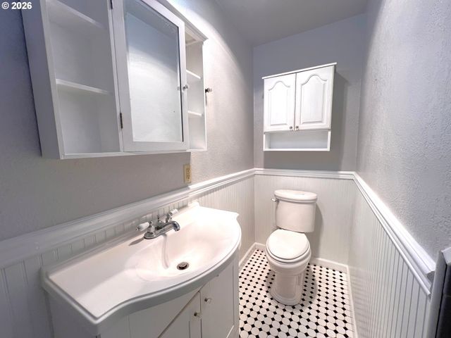 1092 LEWIS St, North Bend, OR 97459