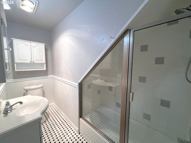 1092 LEWIS St, North Bend, OR 97459