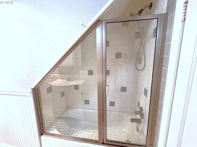 1092 LEWIS St, North Bend, OR 97459