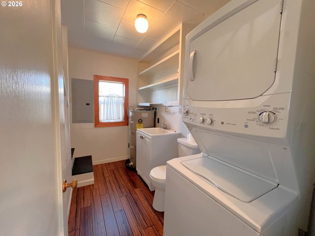 1092 LEWIS St, North Bend, OR 97459