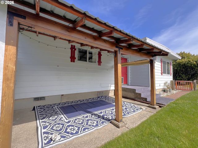 1092 LEWIS St, North Bend, OR 97459