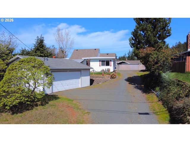 1092 LEWIS St, North Bend, OR 97459