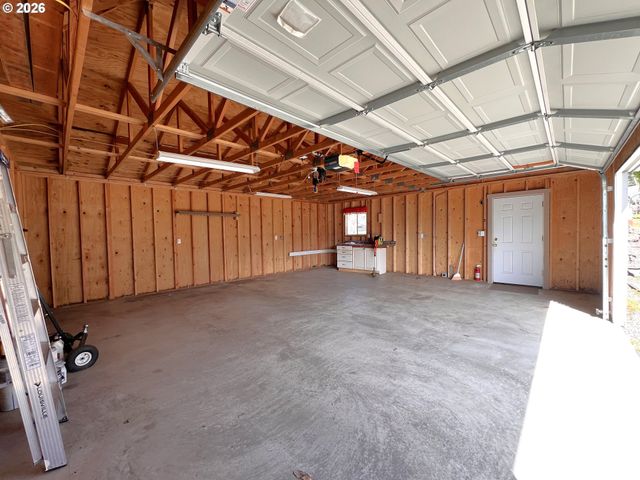 1092 LEWIS St, North Bend, OR 97459